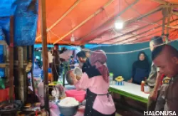 Satpol PP Padang saat tertibkan warung kelambu yang buka siang hari di bulan Ramadan. (Foto: Istimewa)