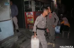 Satpol PP Padang mengamankan tuak dari kedai kopi di Lubuk Begalung. (Foto: Istimewa)