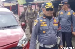 Dishub dan Satpol PP Padang saat melakukan penertiban di kawasan Lubuk Begalung. (Foto: Istimewa)