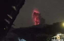 Pantauan kamera CCTV memperlihatkan bahwa adaletusan yang disertai dengan pijaran api dan lontaran magma di atas puncak kawah. (Foto: Istimewa