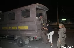 Satpol PP Padang amankan 5 remaja putri saat lakukan patroli. (Foto: Satpol PP Padang)