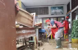 Relawan PMI tengah membersihkan puing-puing sisa banjir dan longsor di Kabupaten Pesisir Selatan. (Foto: Istimewa)