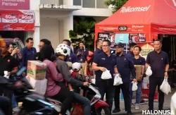 Direktur Sales Telkomsel, Adiwinahyu B. Sigit, berbagi makanan untuk warga sekitar di Jakarta (18/3) yang melintas di jalan menjelang waktu berbuka puasa.