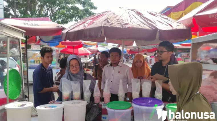 BBPOM di Padang melakukan pengawasan penjualan takjil di Pasar Pabukoan Bandar Buat. (Foto: Istimewa)
