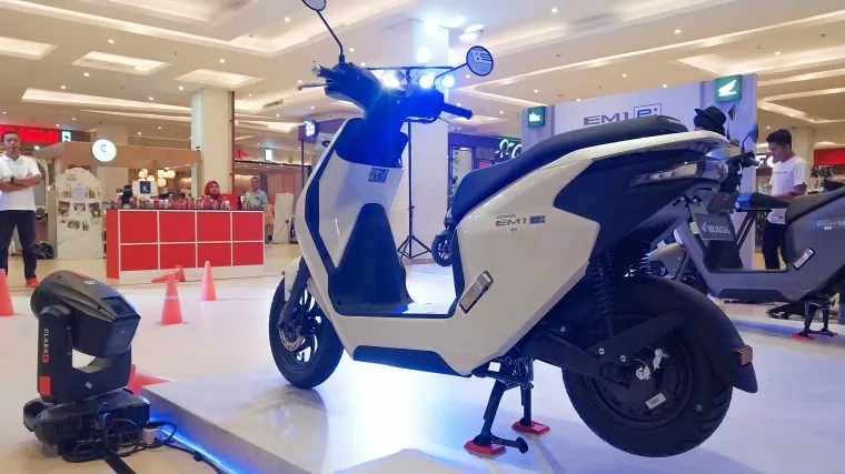 Sepeda motor listrik Honda EM1 e: diperkenalkan ke masyarakat Sumbar oleh PT Hayati Pratama Mandiri di Transmart Padang. (Foto: Halonusa.id)