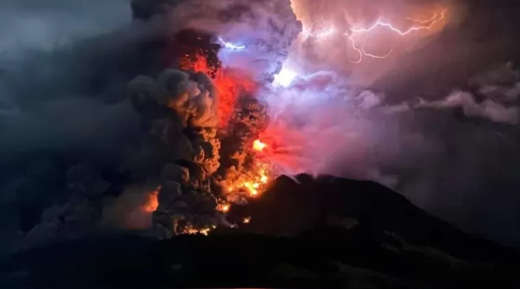 Gunung Ruang erupsi keluarkan abu vulkanik setinggi 3 kilometer. (Foto: Twitter X @sarahandybay)