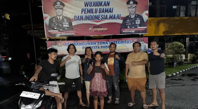 Personel Satreskrim Polresta Padang mengamankan emak-emak yang jadi pelaku jambret (Foto: Tim 1 Klewang Satreskrim Polresta Padang)