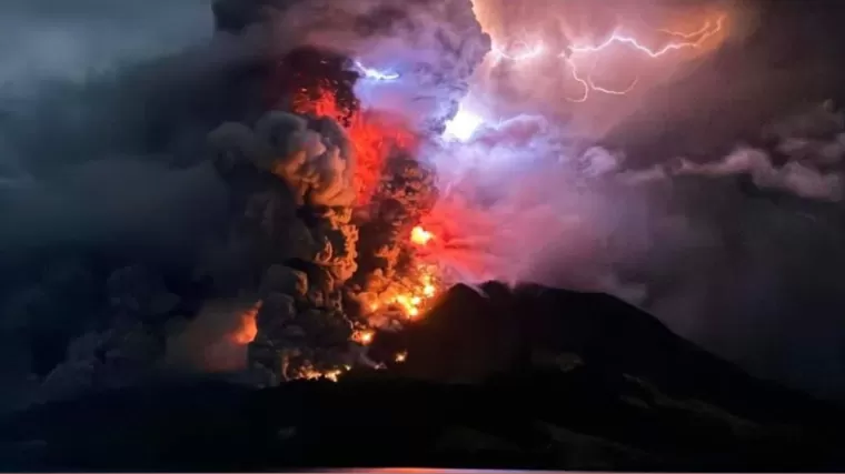 Erupsi Gunung Ruang di Provinsi Sulawesi Utara. (Foto: Twitter X @sarahandybay)