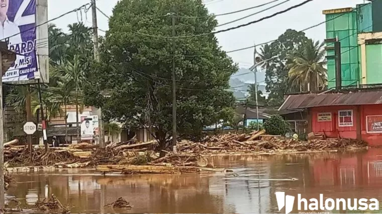 Banjir bandang melanda kabupaten Pasaman Barat. (Foto: Istimewa)