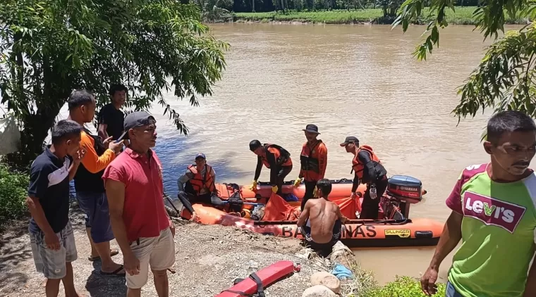 Tim Basarnas Padang melakukan evakuasi korban hanyut di Pesisir Selatan