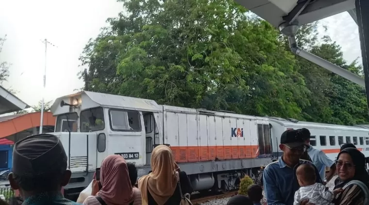Penumpang menunggu kereta api di Stasiun Kereta Api Simpang Haru Kota Padang. (Foto: Halonusa.id)