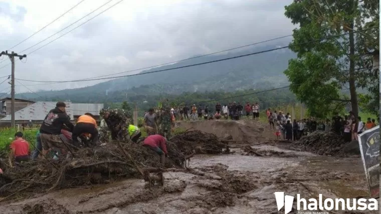 Petugas gabungan saat membersihkan material sisa banjir lahar dingin Gunung Marapi. (Foto: TribunPadang)