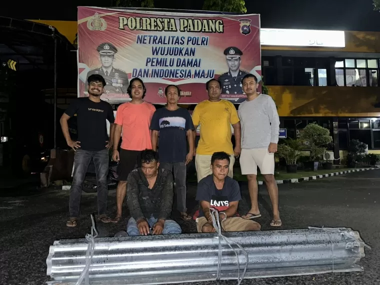 Tim Klewang I Polresta Kota Padang meringkus dua orang tersangka yang diduga telah melakukan tindak pidana pencurian dengan pemberatan di Jalan Banda Olo, Senin (15/4/2024). (Foto: Istimewa)