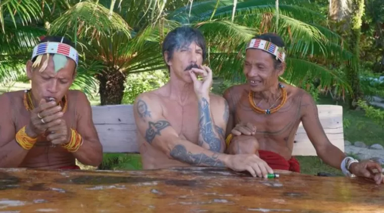 Anthony Kiedis, vokalis band Red Hot Chili Peppers rokok santai bareng duo sikerei di Mentawai. (Foto: Instagram @chilipeppers)