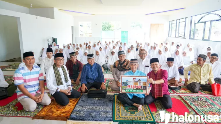 Wali Kota Padang Hendri Septa menyerahkan bantuan hibah senilai Rp 15 Juta untuk Surau Assalam. (Foto: Istimewa)