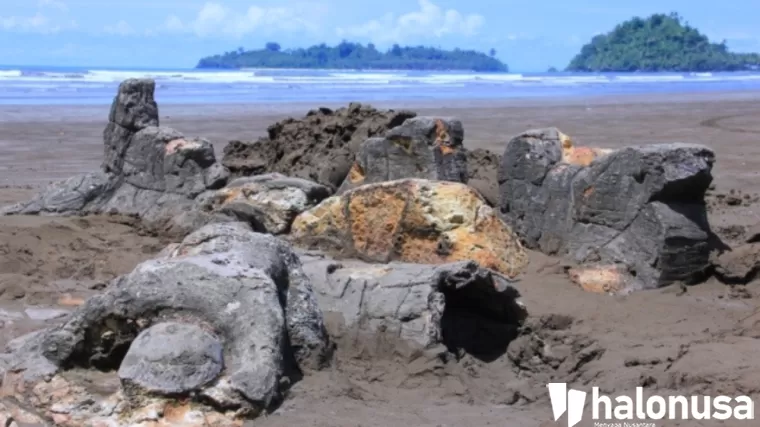 Batu Malin Kundang yang berada di Pantai Air Manis Kota Padang. (Foto: Senang Rekreasi)