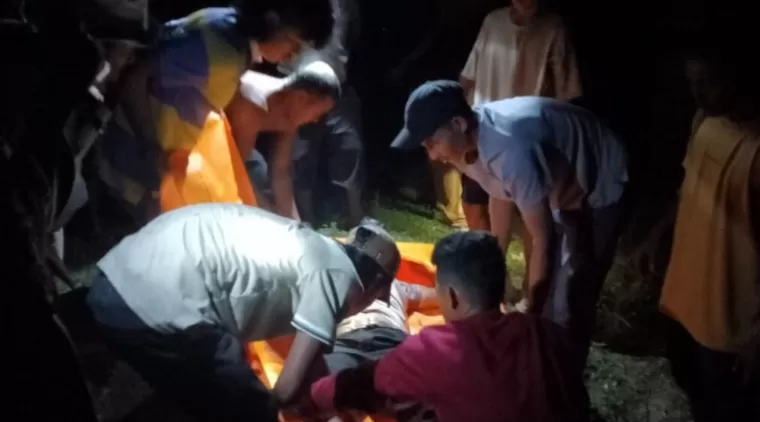 Warga menggotong mayat tanpa bola mata yang ditemukan di Tiku, Kabupaten Agam. (Foto: Istimewa)