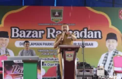 Wakil Gubernur Sumatera Barat Audy Joinaldy saat membuka Bazar Ramadhan di halaman kantor Gubernur. (Foto: Humas Pemprov)