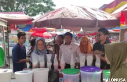 BBPOM di Padang melakukan pengawasan penjualan takjil di Pasar Pabukoan Bandar Buat. (Foto: Istimewa)