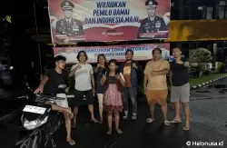 Personel Satreskrim Polresta Padang mengamankan emak-emak yang jadi pelaku jambret (Foto: Tim 1 Klewang Satreskrim Polresta Padang)