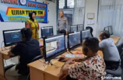 Sejumlah pemohon pembuatan SIM sedang mengikuti tes teori SIM di Satlantas Polresta Padang, Kamis (18/4). (Foto: Padang Ekspres)