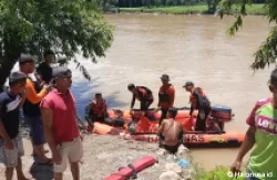 Tim Basarnas Padang melakukan evakuasi korban hanyut di Pesisir Selatan