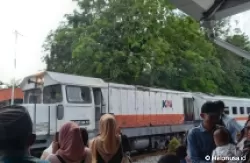 Penumpang menunggu kereta api di Stasiun Kereta Api Simpang Haru Kota Padang. (Foto: Halonusa.id)