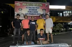Tim Klewang I Polresta Kota Padang meringkus dua orang tersangka yang diduga telah melakukan tindak pidana pencurian dengan pemberatan di Jalan Banda Olo, Senin (15/4/2024). (Foto: Istimewa)