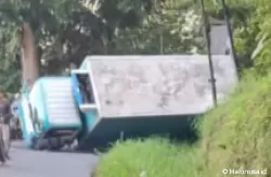 Truk box terbalik di jalan Kelok 44 Kabupaten Agam. (Tangkapan layar IG @pdg24jam)