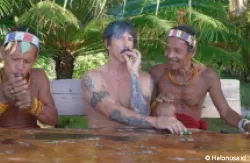 Anthony Kiedis, vokalis band Red Hot Chili Peppers rokok santai bareng duo sikerei di Mentawai. (Foto: Instagram @chilipeppers)