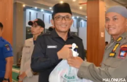 Wali Kota Padang berikan paket sembako setiap personil yang hadir. (Foto: Pemko Padang)