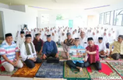 Wali Kota Padang Hendri Septa menyerahkan bantuan hibah senilai Rp 15 Juta untuk Surau Assalam. (Foto: Istimewa)