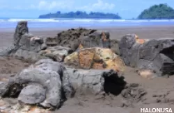 Batu Malin Kundang yang berada di Pantai Air Manis Kota Padang. (Foto: Senang Rekreasi)