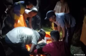 Warga menggotong mayat tanpa bola mata yang ditemukan di Tiku, Kabupaten Agam. (Foto: Istimewa)