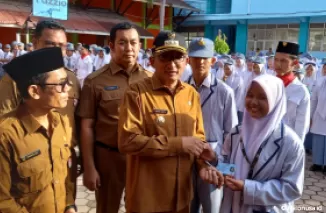 Wali Kota Padang Hendri Septa menyerahkan KTP kepada siswi SMKN 2 usai jadi pembina upacara. (Foto: Istimewa)
