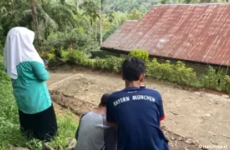 Sekumpulan anak-anak di Jorong Silungkang naik bukit untuk bisa mendapatkan jaringan internet. (Foto: Halonusa.id)