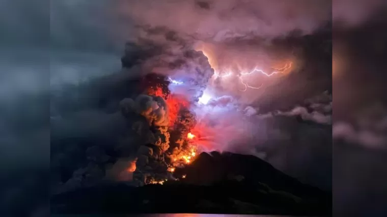 Gunung Ruang erupsi keluarkan abu vulkanik setinggi 3 kilometer. (Foto: Twitter X @sarahandybay)