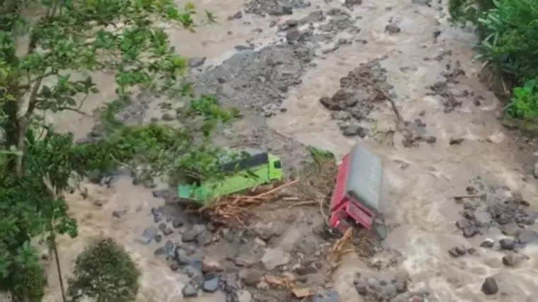 Dua unit truk terjebak di sungai kawasan Lembah Anai, Kabupaten Tanah Datar. (Foto: Instagram @beni_ftr)