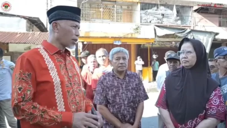 Gubernur Sumbar Mahyeldi Ansharullah saat mengunjungi lokasi kebakaran Pasar Raya Padang. (Foto: Istimewa)