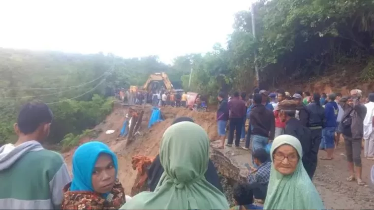 jalan nasional yang amblas di Pasa Lolo Nagari Lolo Kecamatan Pantai Cermin Kabupaten Solok masih berlangsung hingga Selasa pagi, 14 Mei 2024. (Foto: Istimewa)