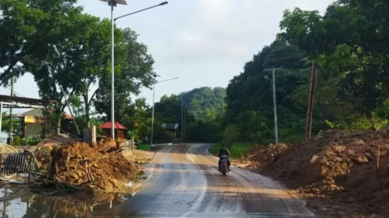 Longsor di Jorong Kaluku, Nagari Singkarak, Kecamatan X Koto Singkarak, Kabupaten Solok kini sudah bisa dilewati. (Foto: Istimewa)