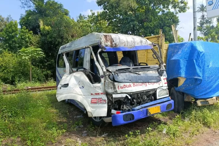 Bus tranex Lubuk Basung yang terlibat kecelakaan di Lubuk Alung, Padang Pariaman. (Foto: Istimewa)