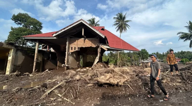 Satu unit rumah hancur dihantam banjir bandang 'galodo' di Kabupaten Tanah Datar, Sumatera Barat. (Foto: Halonusa.id)