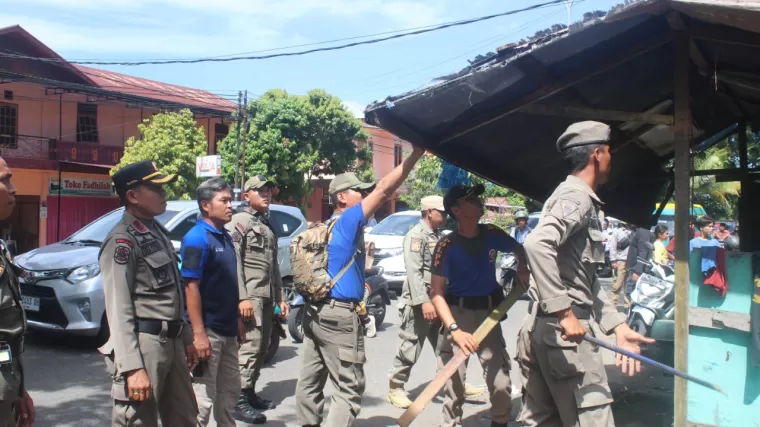 Satpol PP Padang tertibkan lapak-lapak pedagang kaki lima (PKL) yang berjualan menggunakan badan jalan di Kawasan Kecamatan Pauh, Rabu (8/5/23). (Foto: Istimewa)