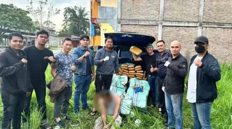 BNNP Sumbar bersama polisi saat menangkap oknum polisi yang membawa ganja kering 141 kilogram. (Foto: Istimewa)