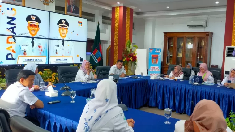 Kegiatan penyampaian laporan tahunan BLUD RSUD dr. Rasidin Padang di Gedung Putih, Rumah Dinas Wali Kota Padang, Rabu 8 Mei  2024. (Foto: Istimewa)