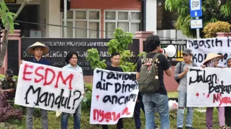 Demonstrasi atas aktivitas tambang Galian C di Nagari Air Dingin Kabupaten Solok di Gedung ESDM Sumbar. (Foto: Istimewa)