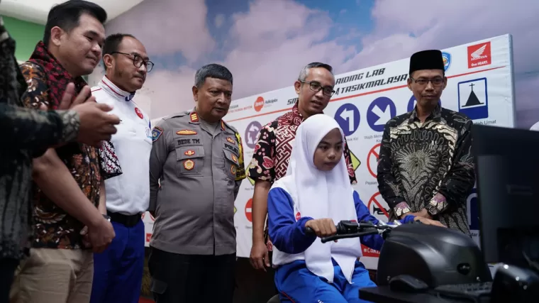 Siswa saat belajar berkendara menggunakan Honda Riding Trainer (HRT) dan Zona Praktik di Safety Riding Lab Astra Honda SMK Negeri 4 Tasikmalaya, Jawa Barat. (Foto: AHM)