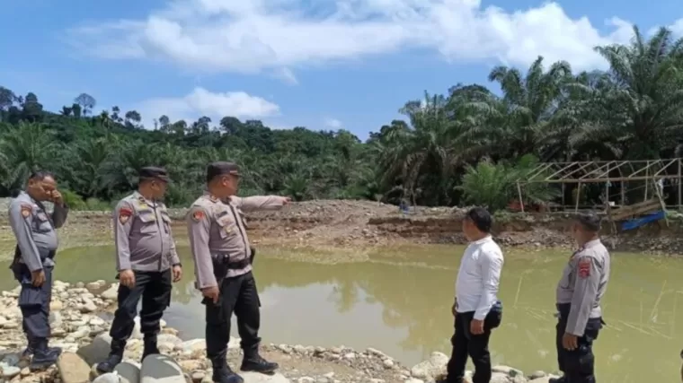 Polsek Ranah Batahan Polres Pasaman Barat saat menggelar patroli ke lokasi penambangan emas ilegal. (Foto: Humas Polres Pasaman Barat)