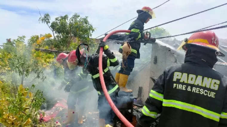 Petugas Dinas Pemadam Kebakaran Kota Padang memadamkan api di kawasan Veteran Dalam, Kecamatan Padang Barat pada Sabtu (4/5/2024) (Foto: Istimewa)